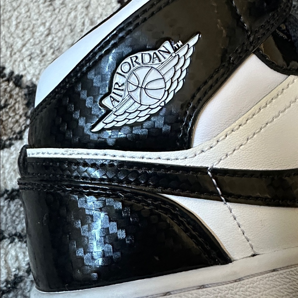 GUC Jordan 1 Mid SE Carbon Fiber Sneakers - Size 4Y - Picture 5 of 16